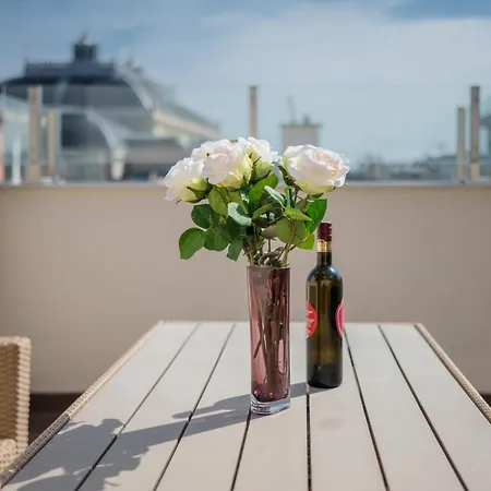 2 Bedroom 2 Bathroom Loft With Terrace By The Opera Apartament Budapesta